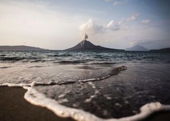 Erupsi Gunung Anak Krakatau Lontarkan Abu Setinggi 600 meter
