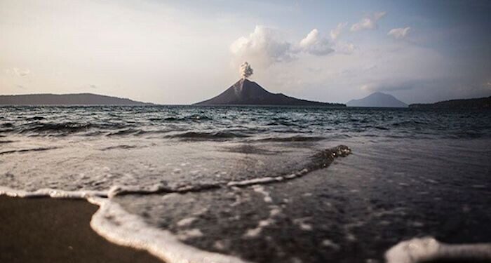 Erupsi Gunung Anak Krakatau Lontarkan Abu Setinggi 600 meter