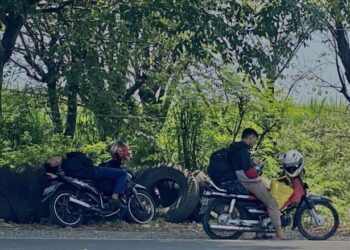 Pemudik Motor Tidur di Pinggir Jalan Pantura untuk Hilangkan Lelah