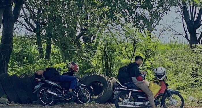 Pemudik Motor Tidur di Pinggir Jalan Pantura untuk Hilangkan Lelah