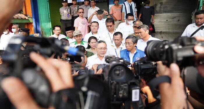 Pantau Bapok Pasar Rawamangun, Mendag Zulkifli Hasan: Harga Stabil, Imbau Pedagang Ikuti Harga Patokan