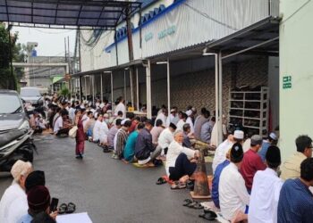Jamaah Padati Masjid Darul Ulum FKIP Uhamka