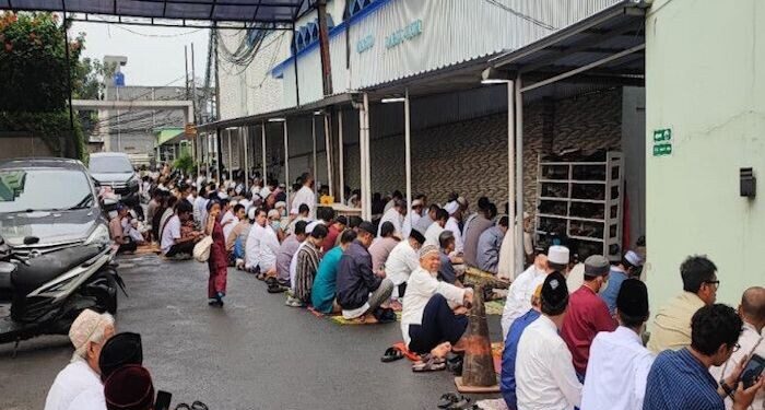 Jamaah Padati Masjid Darul Ulum FKIP Uhamka