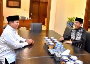 Jokowi dan Prabowo Berbincang Hangat Hingga Tersenyum Lebar