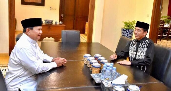 Jokowi dan Prabowo Berbincang Hangat Hingga Tersenyum Lebar