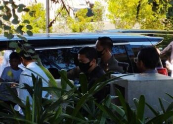 Jan Ethes Bantu Presiden Joko Widodo Bagi Baju ke Warga di Labuan Bajo