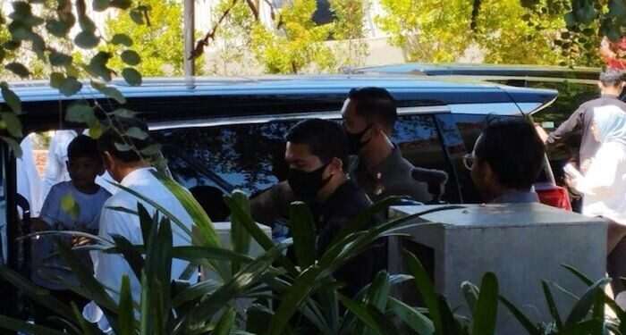 Jan Ethes Bantu Presiden Joko Widodo Bagi Baju ke Warga di Labuan Bajo