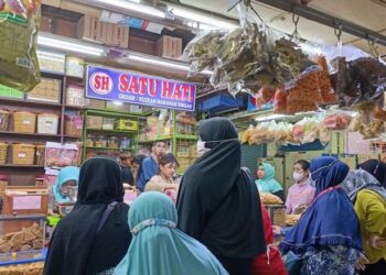 Pasar Jatinegara Ramai Pengunjung Berburu Kue Lebaran