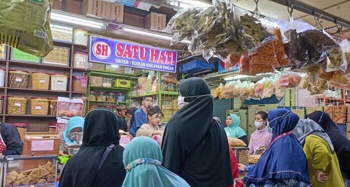 Pasar Jatinegara Ramai Pengunjung Berburu Kue Lebaran