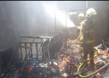 Sebuah Rumah Berlantai Dua di Pasar Rebo Terbakar