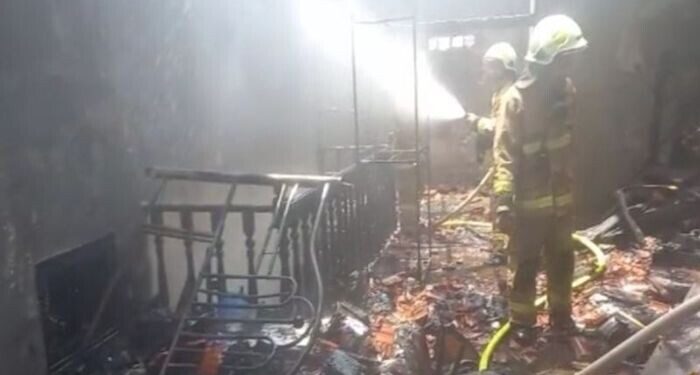 Sebuah Rumah Berlantai Dua di Pasar Rebo Terbakar