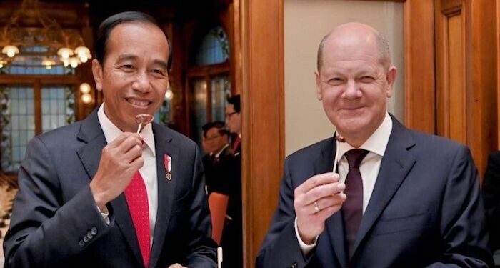 Jokowi Ditemani Kanselir Jerman Buka Puasa dengan Kurma di Hannover