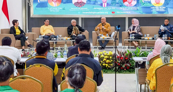 Mantan Ketua Umum Muhammadiyah, Din Syamsudin, Wakil Ketua Umum DPP Partai Golkar Nurul Arifin, Ketua Dewan Penasihat FDN (Forum Dialog Nusantara) Ilham Akbar Habibie, Dekan I Fakultas Ilmu Sosial Dan Politik UNAS Erna Ermawati, Wakil Menteri Perdagangan RI Jerry Sambuaga menjadi pembicara di Forum Dialog Nusantara 'Peran Teknologi Informasi dan Komunikasi, Memperkuat Toleransi dan Persatuan Dalam Pularisme NKRI' di Jakarta. Foto: Anton