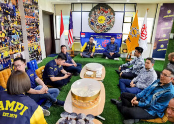 Ketua DPP AMPI Jerry Sambuaga bersama Ketua Pergerakan Pemuda UMNO Malaysia Muhamad Akmal Saleh dan Jajaran saat melakukan kunjungan ke markas Angkatan Muda Pembaharuan Indonesia Partai Golkar di Jakarta. Foto: Anton