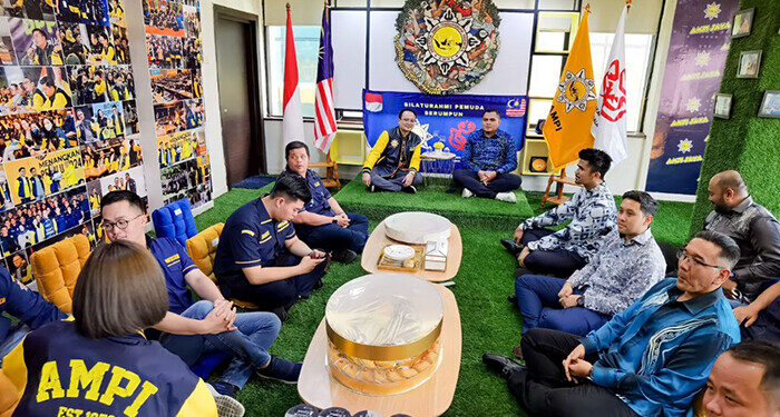 Ketua DPP AMPI Jerry Sambuaga bersama Ketua Pergerakan Pemuda UMNO Malaysia Muhamad Akmal Saleh dan Jajaran saat melakukan kunjungan ke markas Angkatan Muda Pembaharuan Indonesia Partai Golkar di Jakarta. Foto: Anton