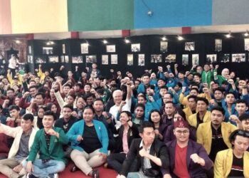 Ganjar Pranowo Bertemu Ratusan Mahasiswa di Graha Pena98