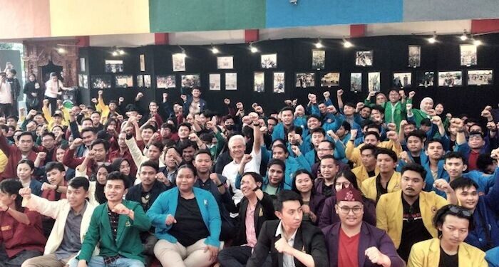 Ganjar Pranowo Bertemu Ratusan Mahasiswa di Graha Pena98