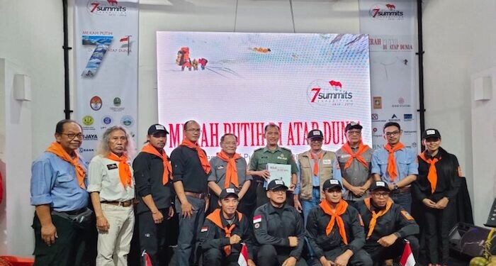 Mengenang Pengibaran Merah Putih di Tujuh Atap Dunia