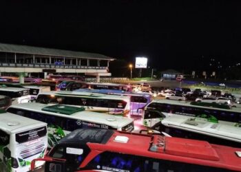 Ratusan Bus Padati Pelabuhan Bakauheni pada H+8 Dini Hari