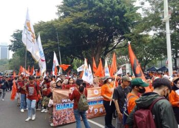 Rombongan Buruh Mulai Tiba di Depan Balai Kota