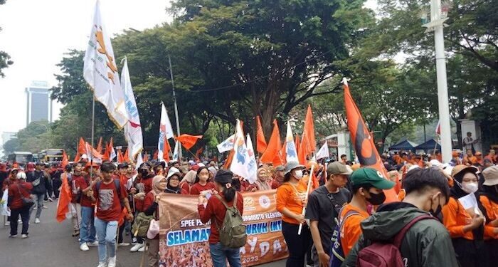 Rombongan Buruh Mulai Tiba di Depan Balai Kota