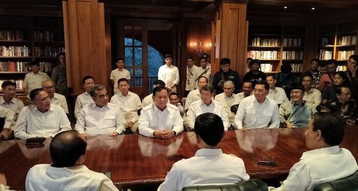 Prabowo Didampingi Hashim Sambut Kedatangan Wiranto di Hambalang