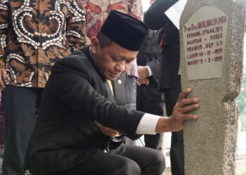 Bahlil Ziarah Kubur ke 3 Mantan Kepala BKPM Peringati HUT Ke-50 BKPM