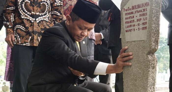Bahlil Ziarah Kubur ke 3 Mantan Kepala BKPM Peringati HUT Ke-50 BKPM