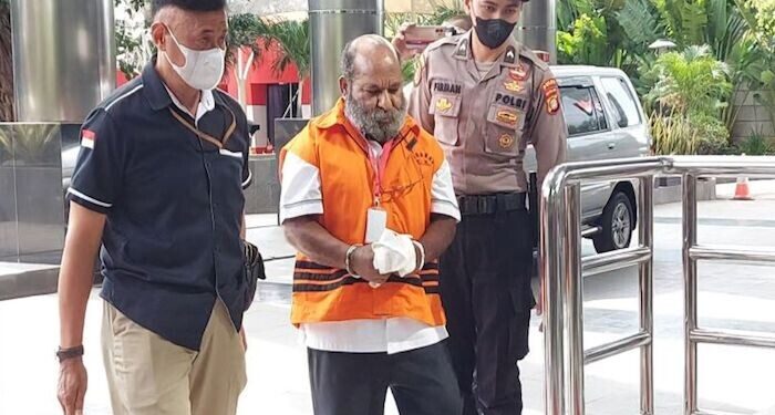 KPK Limpahkan Lukas Enembe ke Tim Jaksa untuk Persidangan