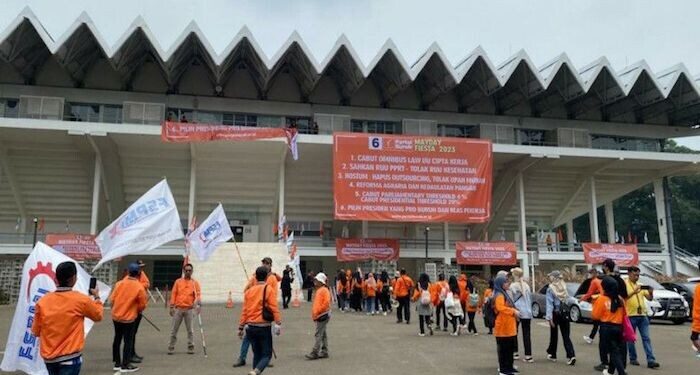 Massa Buruh Padati Istora Senayan