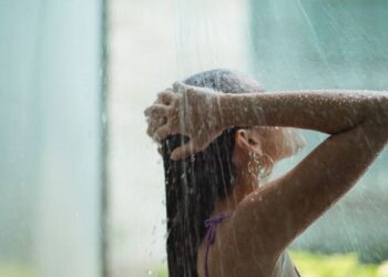 Kesalahan Saat Mandi yang Dapat Mengganggu Kesehatan Kulit