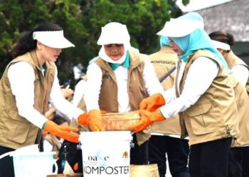Iriana Joko Widodo Lakukan Pengomposan Sampah Organik di Tampaksiring