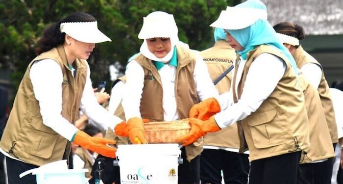 Iriana Joko Widodo Lakukan Pengomposan Sampah Organik di Tampaksiring
