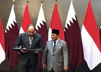 Prabowo Berikan Senapan Serbu sebagai Cenderamata untuk Menhan Qatar