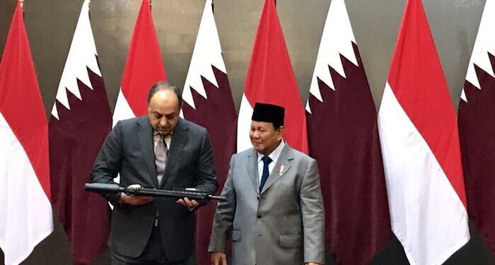 Prabowo Berikan Senapan Serbu sebagai Cenderamata untuk Menhan Qatar