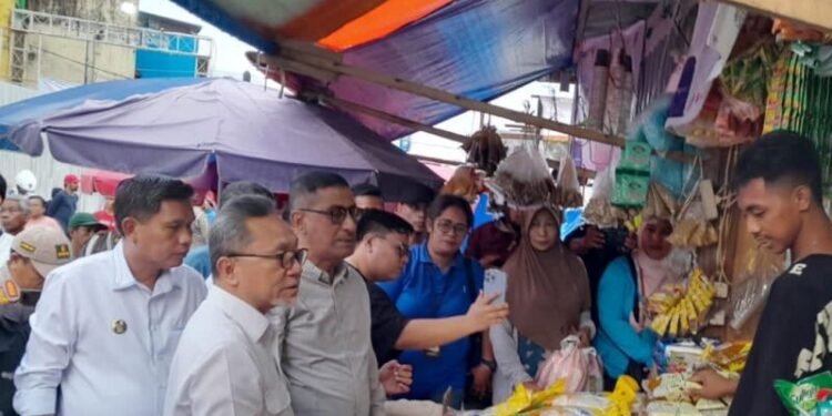 Mendag Kunjungi Pasar Mardika Ambon Cek Harga Bahan Pokok