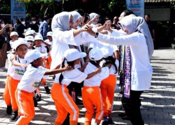 Ibu Negara Beserta OASE KIM Bermain dengan Anak-anak Sekolah di Bali