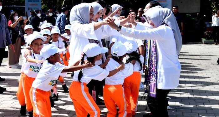 Ibu Negara Beserta OASE KIM Bermain dengan Anak-anak Sekolah di Bali