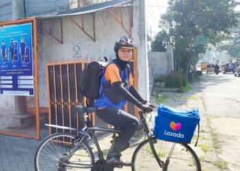 Sebarkan Misi Lamah lingkungan, Kurir Lazada Antar Paket dengan Sepeda