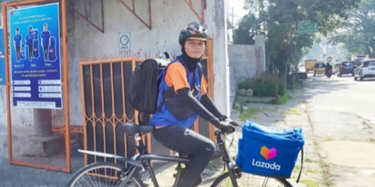 Sebarkan Misi Lamah lingkungan, Kurir Lazada Antar Paket dengan Sepeda