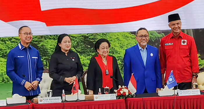 Ketum PDIP Megawati Soekarnoputri bersama Ketum PAN Zulkifli Hasan, Ketua DPP Puan Maharani dan Gubernur Jawa Tengah Ganjar Pranowo saat kunjungan silaturahmi dan kerjasama Partai politik di kantor DPP PDIP di Diponegoro, Jakarta. Foto: Anton