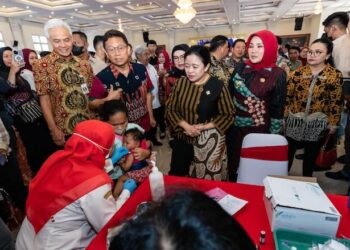 Bersama Ganjar dan Gibran, Puan Hadiri Pencanangan Imunisasi IPV 2 di Jateng*