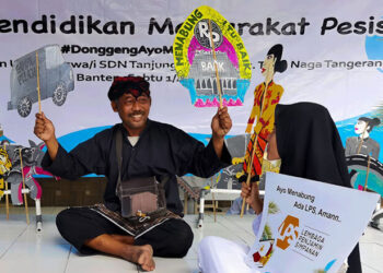 Siswa Sekolah Dasar saat mendengarkan dongeng mengenai aktivitas dan operasionalisasi perbankan yang diadakan di halaman sekolah. Foto: Anton