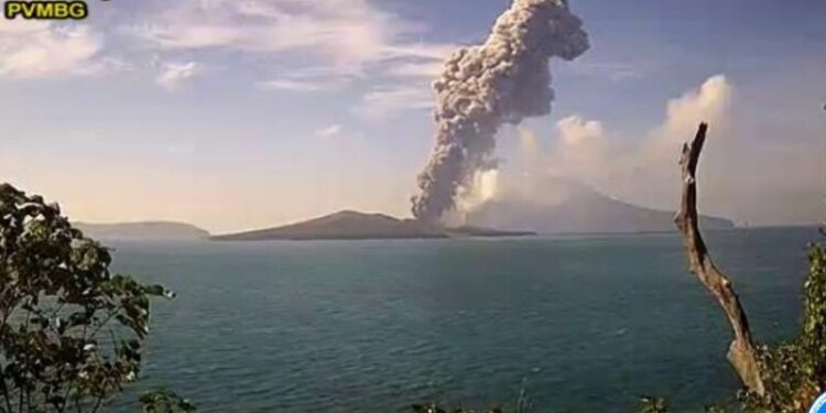 Gunung Anak Krakatau Meletus Tujuh Kali
