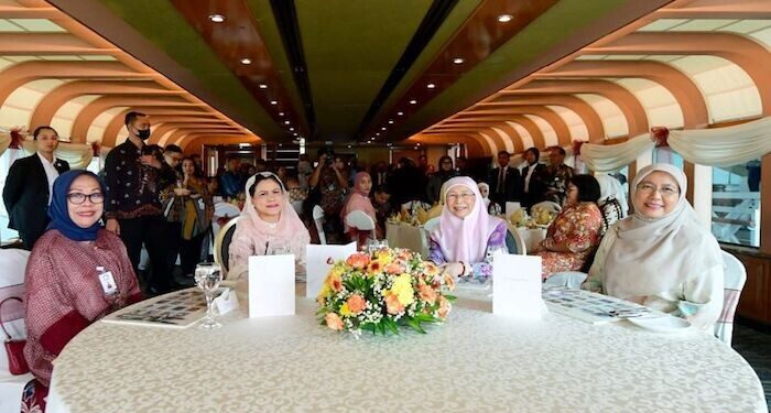 Ibu Negara dan Istri PM Malaysia Keliling Danau Putrajaya