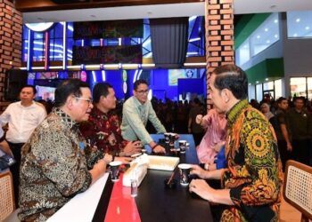 Sandiaga Beberkan Alasan Akan Sering Pakai Batik Hijau kepada Jokowi