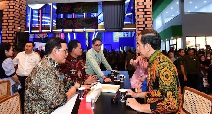 Sandiaga Beberkan Alasan Akan Sering Pakai Batik Hijau kepada Jokowi