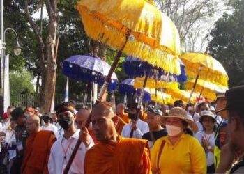Umat Buddha Berjalan dari Candi Mendut ke Borobudur Jelang Waisak