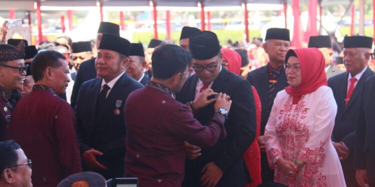 Ridwan Kamil Persembahkan Satyalancana Wira Karya kepada Elemen Masyarakat Pertanian Jabar