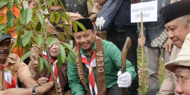 Wagub Uu Ruzhanul Mulai Menanam 1.000 Bibit Pohon